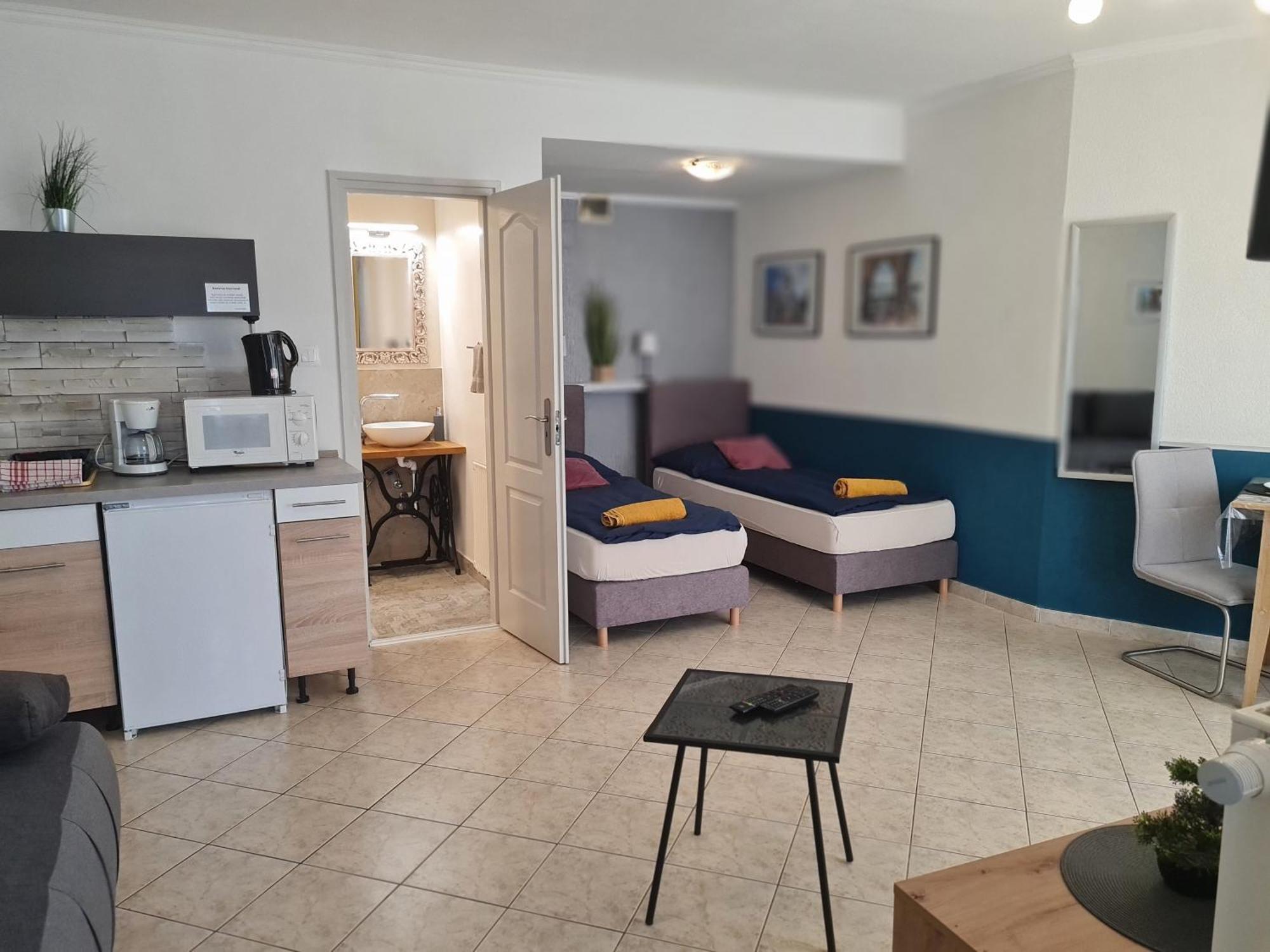 Csever Apartman Tata Exteriör bild