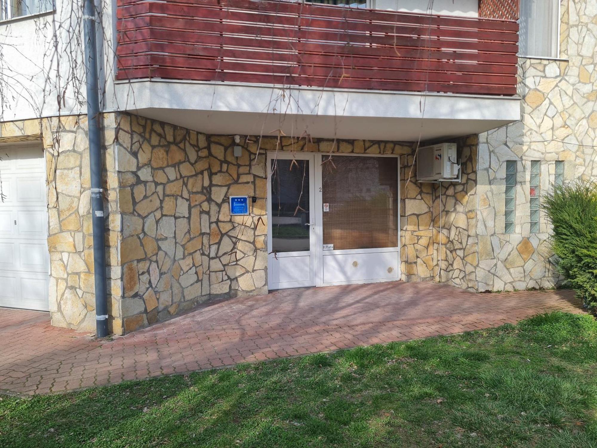 Csever Apartman Tata Exteriör bild